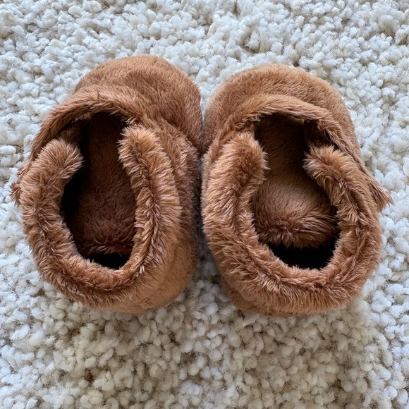 UGG Brown Baby Booties Furry Gender Neutral With Box XS 0-6 - Picture 5 of 10